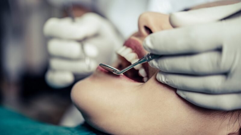 Conheça os hábitos que podem estar por trás da erosão dentária