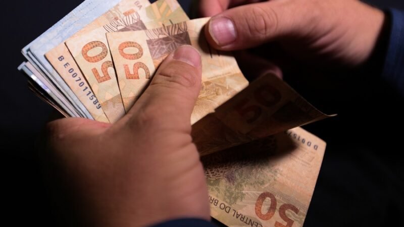 Receita Federal paga 2º lote de restituição do Imposto de Renda