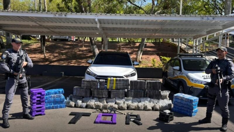 Trio é preso com submetralhadora e mais de 380 kg de drogas na Castello Branco