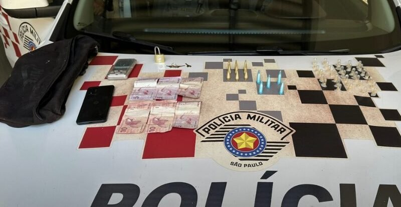 Traficante joga bolsa com drogas em residência para escapar de flagrante