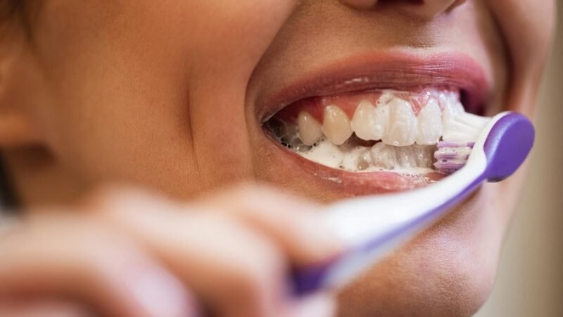 Escovar os dentes sem pressa faz diferença na prevenção da cárie