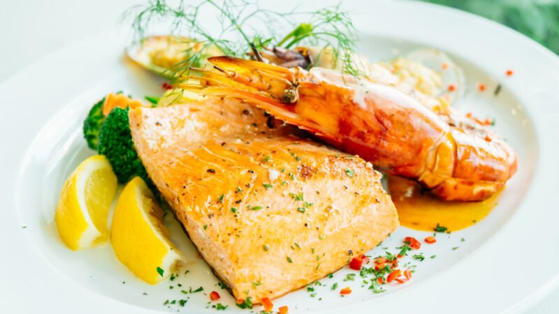 Comer peixe pode ajudar a evitar gordura no fígado