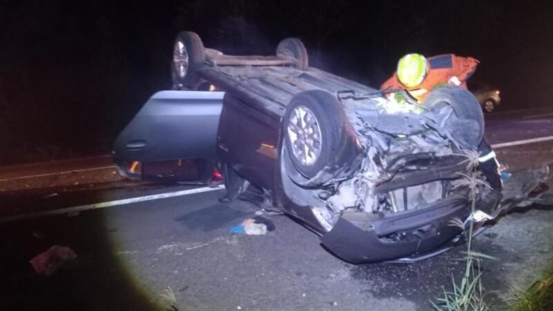 Pneu estoura, carro capota e três pessoas morrem na Castello
