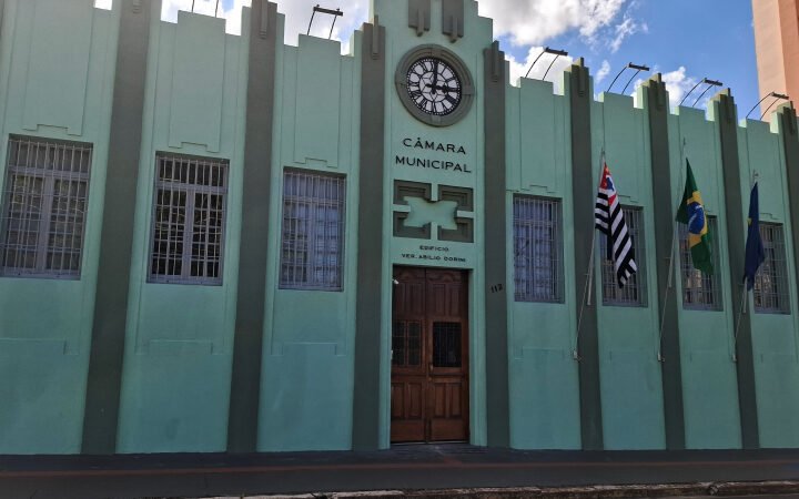 Câmara de Botucatu deve analisar projetos de concessão de diárias e denominação de quadras de tênis