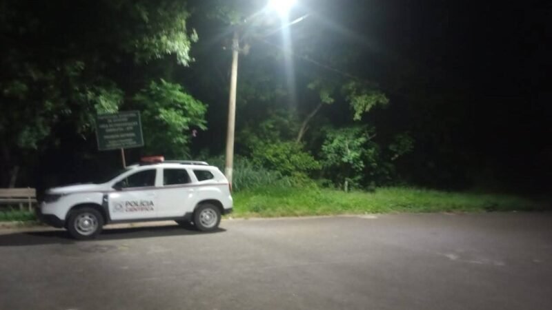 Mulher morre após carro cair em córrego