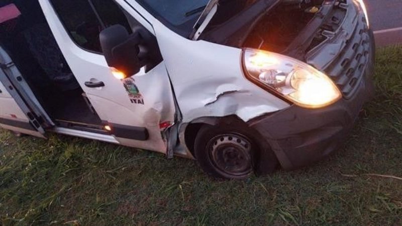 Van de Prefeitura colide contra carro em rodovia da região