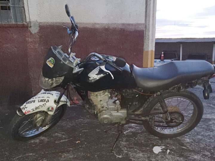 Ladrão preso ao conduzir moto sem placas