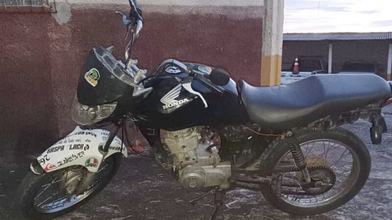 Ladrão preso ao conduzir moto sem placas