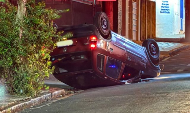 Carro capota após colidir contra veículo estacionado