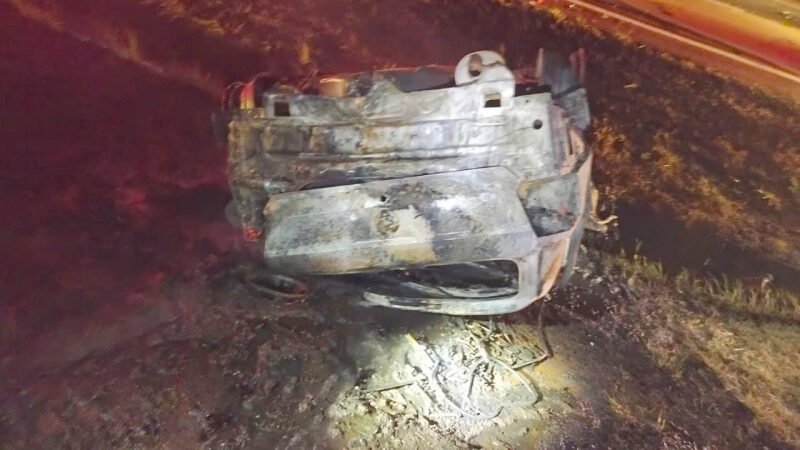 Carro capota, pega fogo e condutor morre na Marechal Rondon