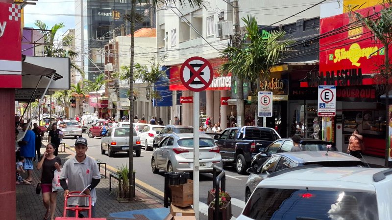 Comércio de Botucatu atende até às 17 horas nesta quarta (24)