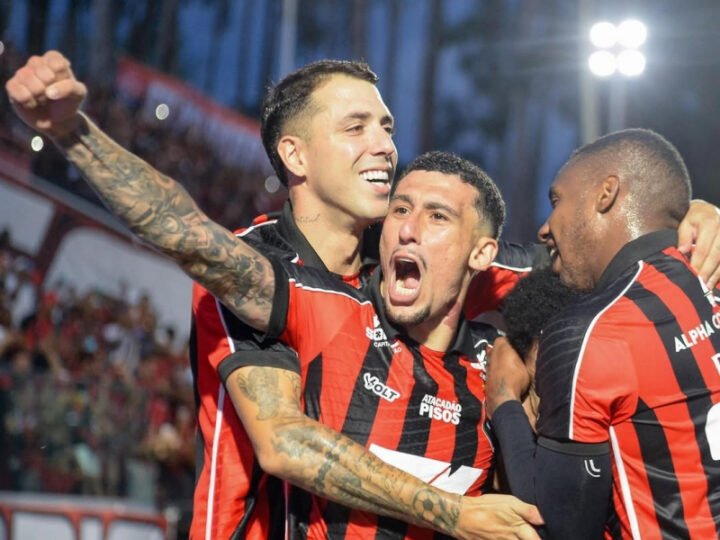 Baralhas salva o Vitória da Série B do Brasileiro