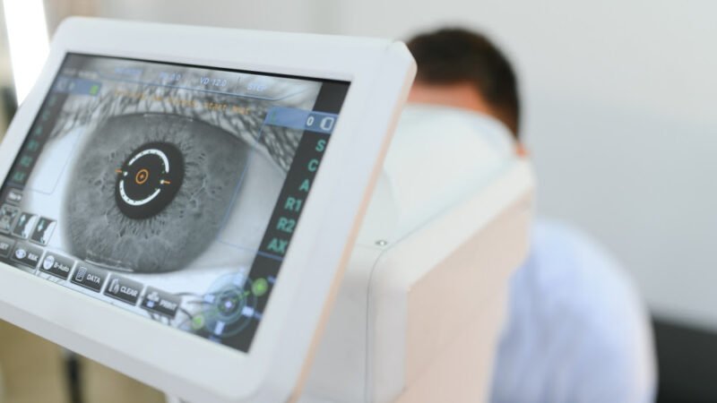 Chip em estudo restaura visão de pessoas com degeneração causada pela idade