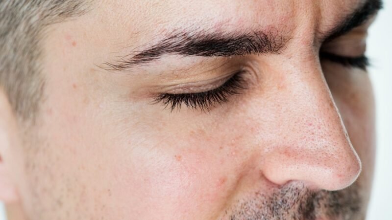 “Trend” nas redes sociais, raspar os cílios pode causar lesões nos olhos