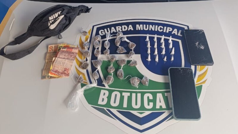 Homens escondem drogas em gramado de campo de futebol