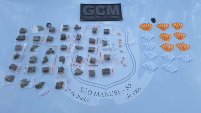 Traficante esconde drogas em árvore e foge da GCM