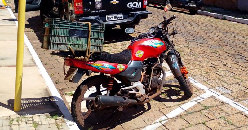 GCM recupera moto adulterada que usava placas de Kombi