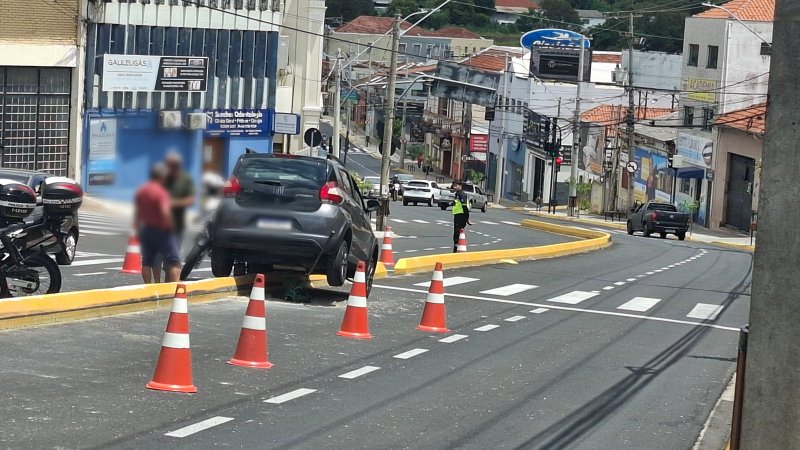 Carro sobe em canteiro da Floriano Peixoto