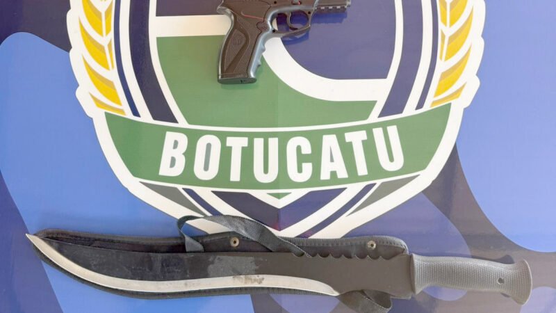 Homem usa facão e arma para ameaçar companheira de morte