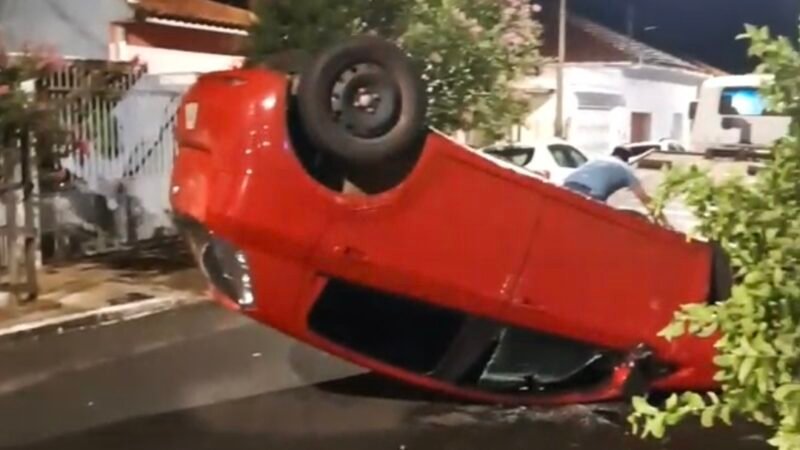 Carro bate em árvore e capota; motorista sai ilesa do acidente