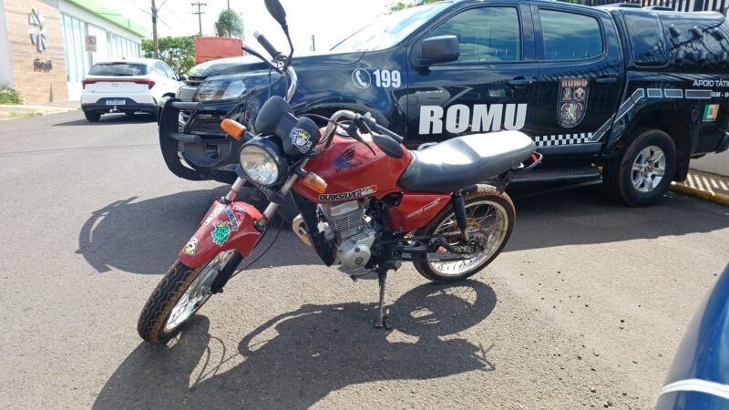 Motociclista detido por conduzir, sem capacete, veículo adulterado