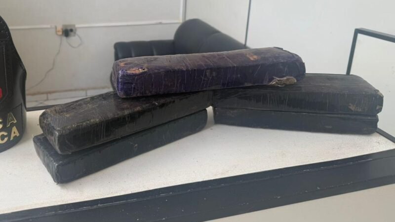 Carro bate em barranco e dupla acaba presa com quase 4 quilos de maconha