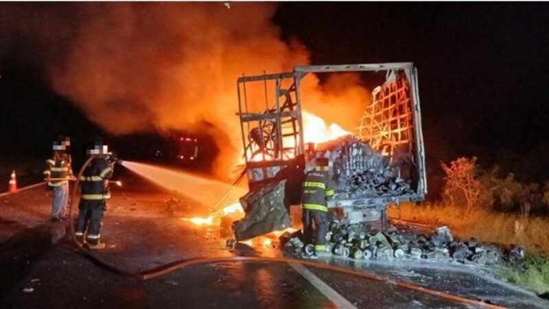 Carreta com tinta e verniz pega fogo na Castello Branco