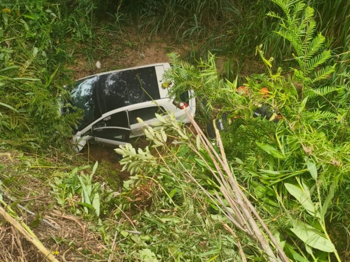 Motorista resgatado após passar a noite preso em carro que despencou de barranco