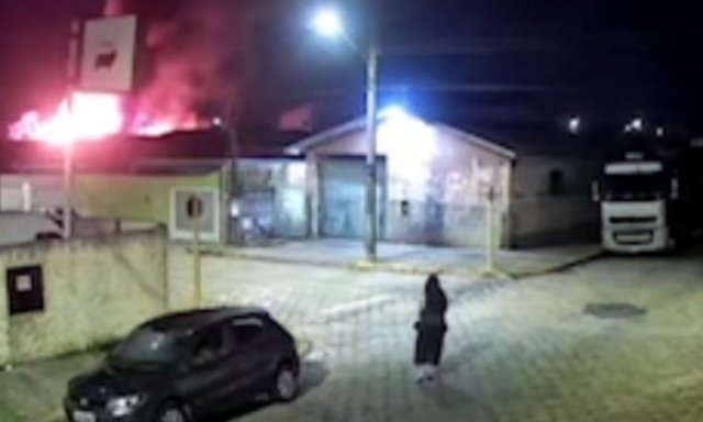 Incêndio seguido de explosão destrói galpão e veículos
