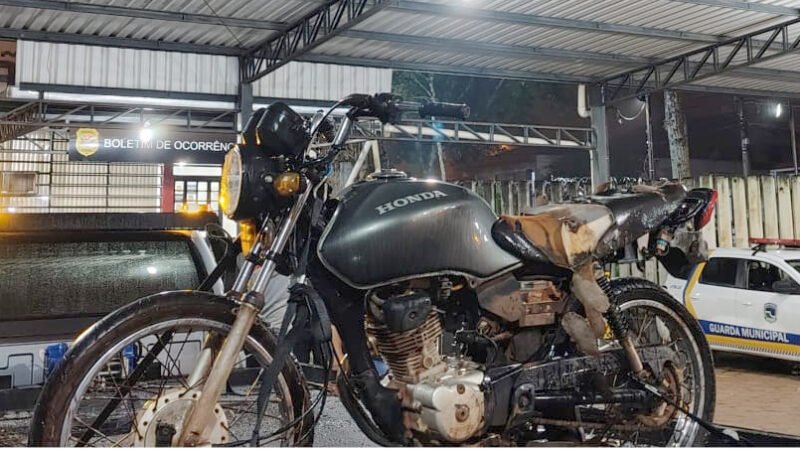 Moto adulterada e placa “pintada a mão” apreendida pela GCM