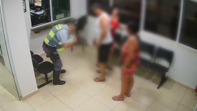 PM salva bebê que engasgou com leite materno