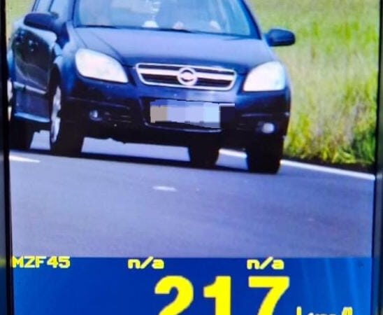 Carro flagrado trafegando acima de 200 km/h na Castello Branco