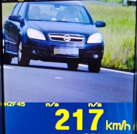 Carro flagrado trafegando acima de 200 km/h na Castello Branco