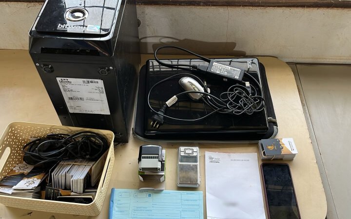 Receituários médicos irregulares são apreendidos e mulher acaba presa