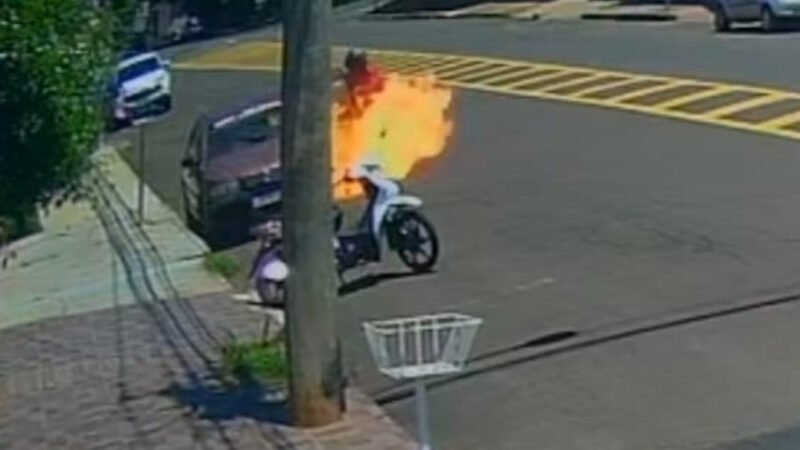 Carro incendiado por causa de dívida