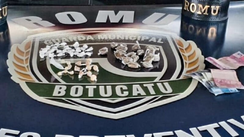 Dupla flagrada vendendo drogas em terreno baldio