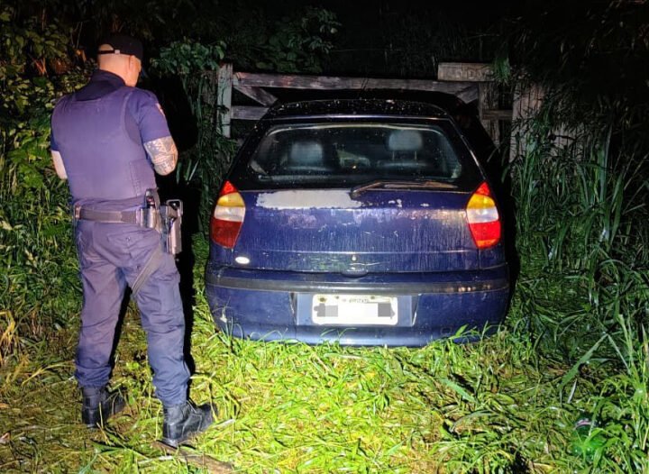 Carro furtado de idoso recuperado pela GCM parcialmente desmontado