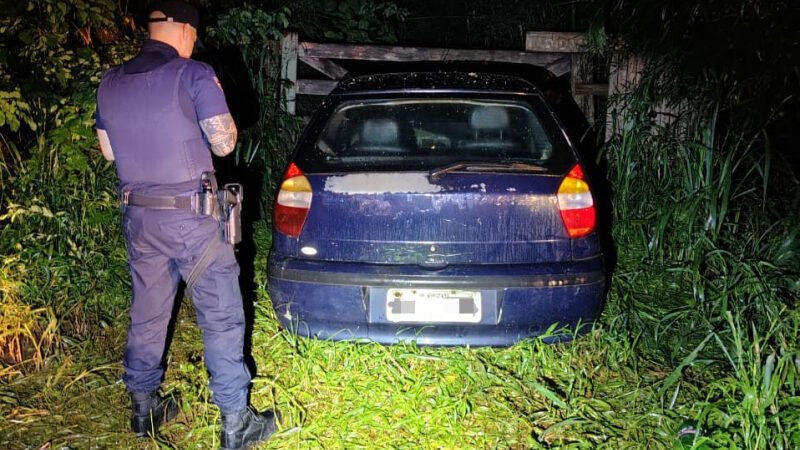Carro furtado de idoso recuperado pela GCM parcialmente desmontado