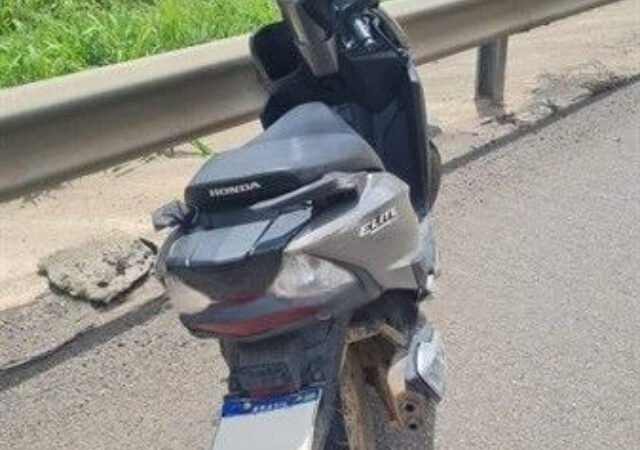 Motociclista morre atropelado por caminhão após queda