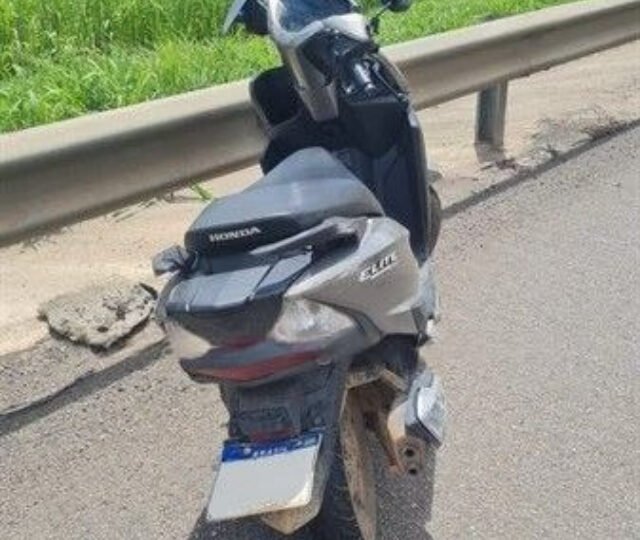 Motociclista morre atropelado por caminhão após queda