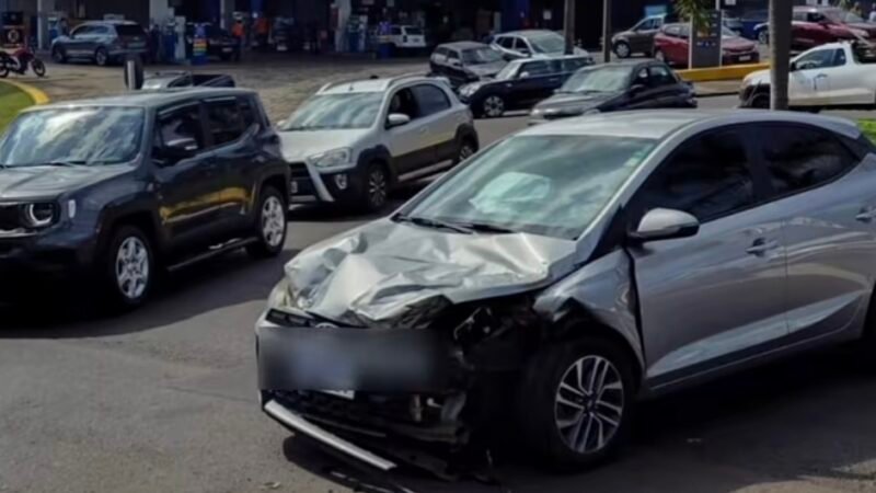 Colisão entre carro e caminhão fere grávida