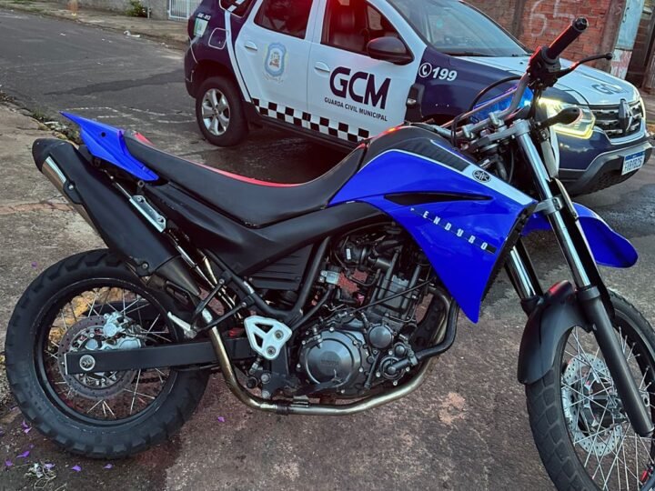 Motociclista em veículo sem placa e capacete sofre queda e acaba detido pela GCM