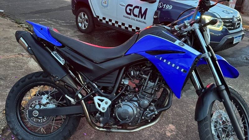 Motociclista em veículo sem placa e capacete sofre queda e acaba detido pela GCM