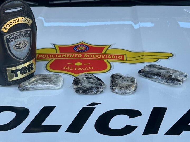 Mulher flagrada com pacotes de “supermaconha” amarrados nas costas