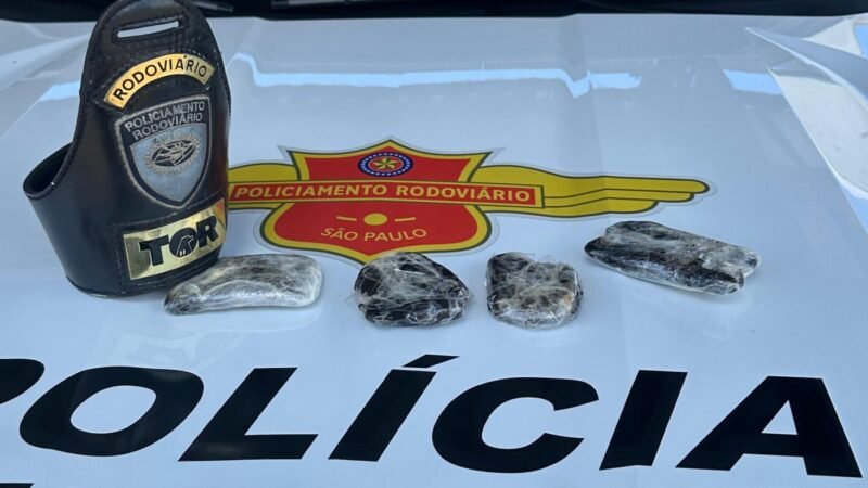 Mulher flagrada com pacotes de “supermaconha” amarrados nas costas