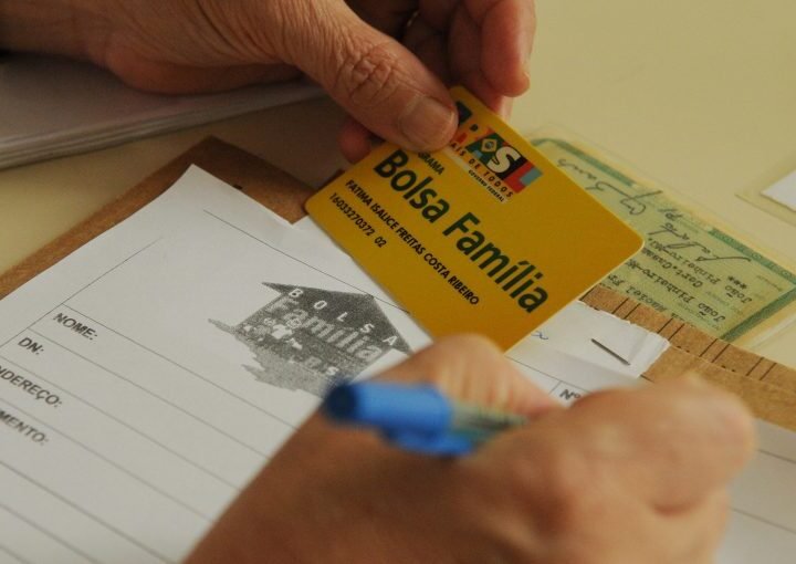 Projeto cria 13º salário para beneficiários do programa Bolsa Família