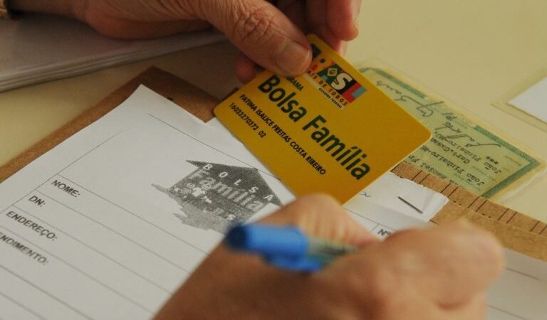 Projeto cria 13º salário para beneficiários do programa Bolsa Família