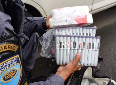 Dupla presa por transporte ilegal de medicamentos de uso controlado