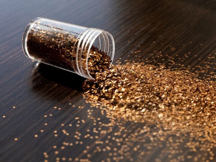 Vai se cobrir de glitter? Saiba como proteger a pele no Carnaval