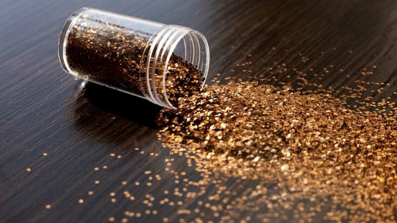 Vai se cobrir de glitter? Saiba como proteger a pele no Carnaval